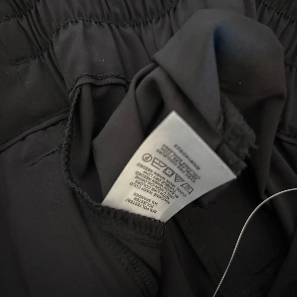 New pants size medium - Picture 4 of 5